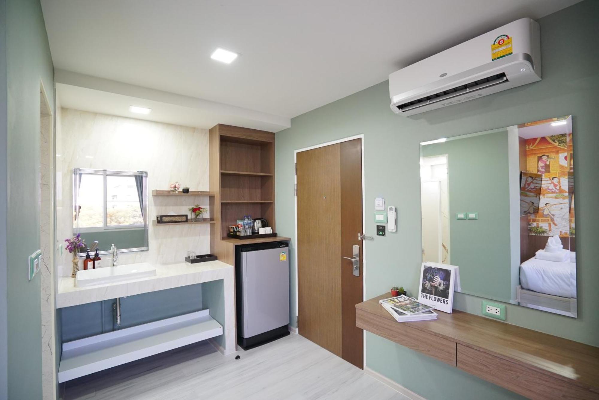 The Qube Fifty Hotel Бангкок Экстерьер фото